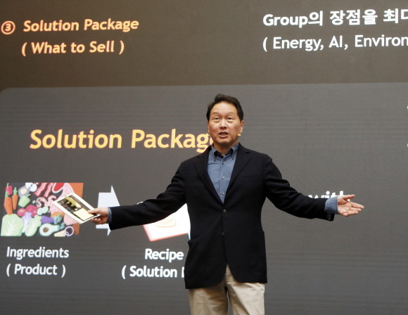 최태원 SK그룹 회장이 지난 18일 프랑스 파리의 한 호텔에서 열린 '2023 CEO 세미나'에서 폐막 연설을 하고 있다. ⓒ SK