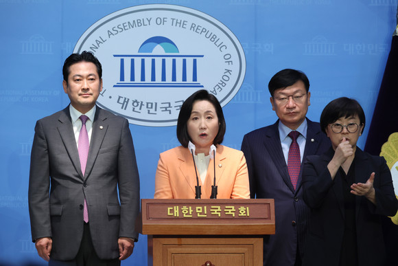 국민의힘 법사위원들이 19일 국회 소통관에서 더불어민주당 이재명 대표 위증교사 사건이 서울중앙지법 제33 형사합의부에 배당된 것을 비판하는 성명을 발표하고 있다. ⓒ 연합뉴스