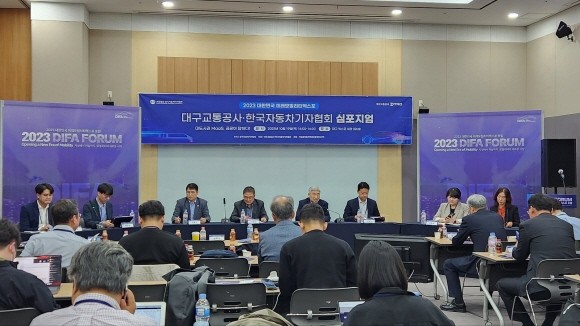 주제 발표에 이은 패널 토론에서 참석자들이 발언을 이어가고 있다. = 조택영 기자
