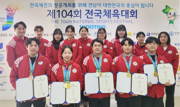 서산시청 사격팀 기념촬영 모습(뒷줄 왼쪽부터 김기원, 강준기, 김희선, 정미라, 염다은, 유현영, 오정은, 박해미, 김예슬, 앞줄 왼쪽부터 박성현, 이은서, 소승섭, 방재현, 최보람). ⓒ 서산시