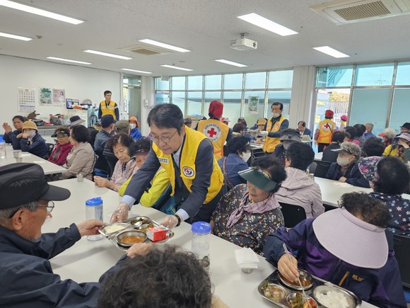 지난 16일 오전 포항 적십자 동부 봉사관에서 급식 봉사를 하고 있는 최용규 변호사. ⓒ 최용규변호사 사무실