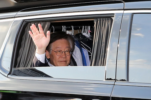 이재명 더불어민주당 대표가 지난 9일 오후 서울 중랑구 녹색병원에서 퇴원하며 지지자들에게 손을 흔들고 있다. ⓒ 연합뉴스