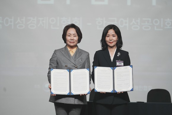 한국여성경제인협회(회장 이정한)가 한국여성공인회계사회(회장 이영숙)와 여성기업 지원 협력을 위한 업무협약을 체결했다고 20일 밝혔다. ⓒ 한국여성경제인협회