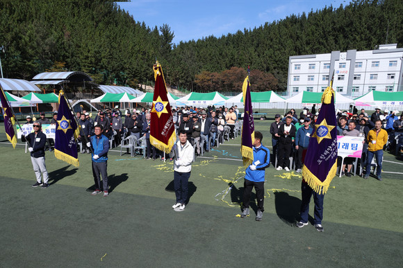 포항해양마이스터고총동창회 한가족 한마음축제 개회식에 참가한 동문들. = 김진호 기자