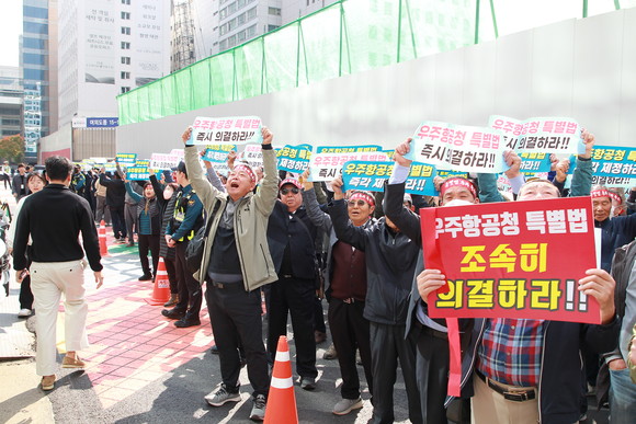 사천시민 500여명이 더불어민주당 여의도 당사 앞에서 우주항공청 특별법 즉시 해결을 촉구하고 있다. ⓒ 프라임경제