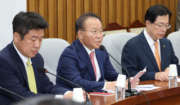 윤재옥 국민의힘 원내대표가 24일 국회에서 국정감사 대책회의를 하고 있다. ⓒ 연합뉴스