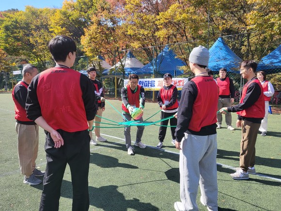참여한 직원들이 레크레이션을 통해 단합된 모습을 보이고 있다. ⓒ 보보스링크