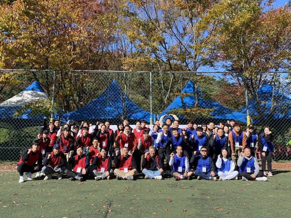 체육대회를 마치고 참석한 직원 모두가 기념촬영을 하고 있다. ⓒ 보보스링크
