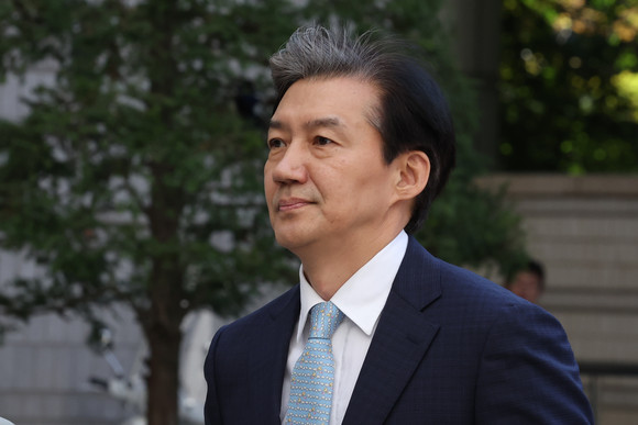 '자녀 입시 비리·감찰 무마 의혹'으로 재판에 넘겨진 조국 전 법무부 장관이 지난 16일 오후 서울 서초구 서울고등법원에서 열리는 2심 속행 공판에 출석하고 있다. ⓒ 연합뉴스