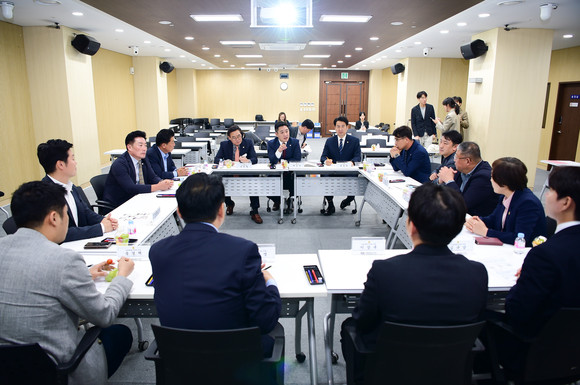 진주시의회 지방자치 발전 연구회가 수도권 광역·기초의회 자치분권 공유 비교 견학을 실시하고 있다. ⓒ 프라임경제
