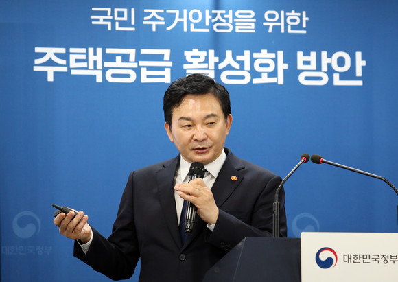 원희룡 국토교통부 장관이 지난달 26일 정부서울청사에서 '국민 주거 안정을 위한 주택공급 활성화 방안'에 대해 설명하고 있다. ⓒ 연합뉴스