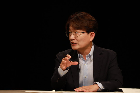 이재원 겸임교수가 TV방송에서 사회자의 질문에 답하고 있다. ⓒ 프라임경제