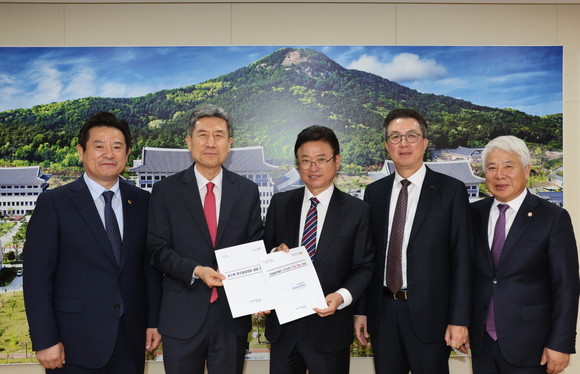 지난 23일 이강덕 포항시장이 이철우 경북도지사를 만나 지역 주요 현안에 대해 협조 요청하고 있다. ⓒ 포항시