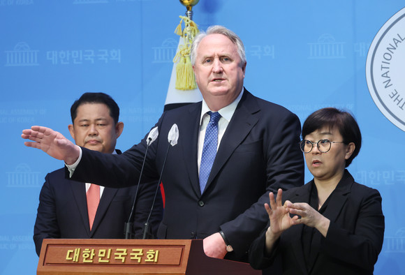 인요한 국민의힘 혁신위원장이 26일 국회 소통관에서 기자회견을 열고 혁신위원 인선 배경을 밝히고 있다. ⓒ 연합뉴스