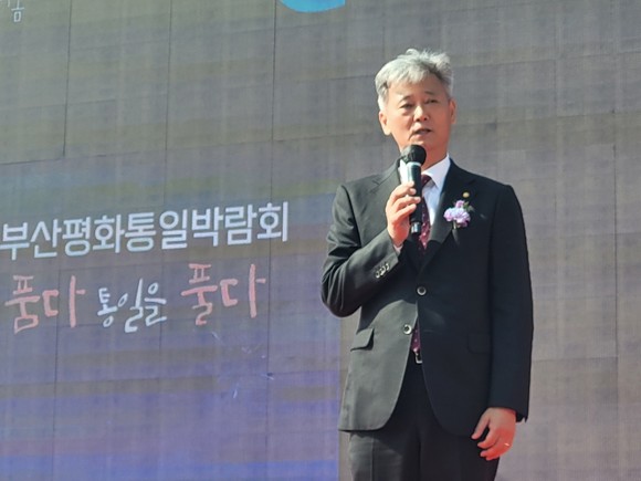 27일 '부산광역시 이북도민의 날'을 축하하는 이춘남 재북이북5도 연합회장. ⓒ 박비주안 기자