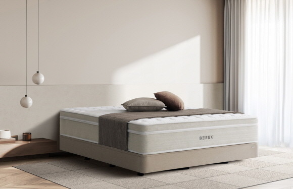 코웨이가 취향에 따라 착와감을 변경할 수 있는 '코웨이 비렉스 더블 사이드 매트리스'를 출시했다. © 코웨이