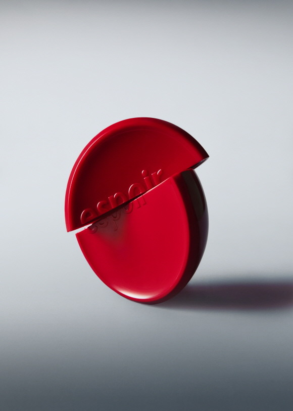 에스쁘아가 피부에 얇고 완벽하게 밀착돼 오랜 시간 화사하고 매끈한 실키 벨벳 스킨을 연출해주는 저점도 플루이드 파운데이션 '비벨벳 플루이드 파운데이션'을 선보인다. © 에스쁘아