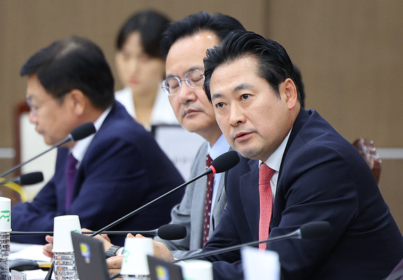 지난 16일 국방부에서 열린 국회 법제사법위원회의 국방부 군사법원에 대한 국정감사에서 국민의힘 장동혁 의원이 질의하고 있다. ⓒ 연합뉴스