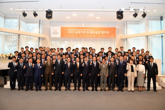 지난 26일 경남 창원 소재 그랜드 머큐어 엠베서더 창원에서 열린 '통합 상생협력협의회' 출범 총회에서 손재일 대표이사(앞줄 왼쪽 8번째) 등 한화에어로스페이스 임직원과 상생협력협의회장인 조정현 SG솔루션 대표(앞줄 왼쪽 9번째) 등 협력사 대표들이 파이팅 포즈를 취하고 있다. ⓒ 한화에어로스페이스