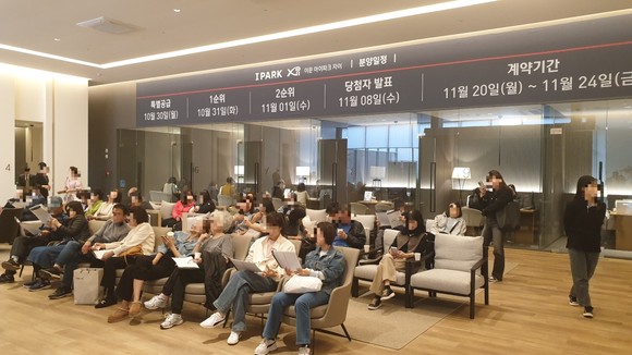 상담부스에는 많은 관람객으로 북적였다. = 선우영 기자