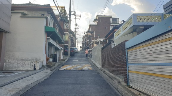 실제 신이문역에서 견본주택 및 사업지로 향하는 거리는 매우 좁으며, 높은 경사를 자랑한다. = 선우영 기자