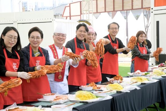 김광진 광주광역시 문화경제부시장이 30일 오후 상무시민공원에서 열린 광주김치축제 사전홍보행사에 참석해 참석자들과 함께 김치담그기 체험을 하고 있다. ⓒ 광주광역시