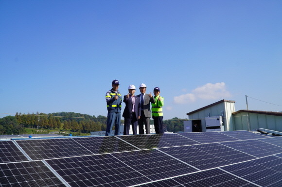 왼쪽부터 양우천 오비맥주 광주공장 공장장, 김경만 더불어민주당 의원, 구자범 오비맥주 정책홍보부문 수석부사장이 오비맥주 광주공장 지붕에 설치된 태양광 패널시설을 둘러보고 기념사진을 찍고 있다. © 오비맥주