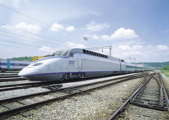 KTCS-2를 적용해 영업운행 중인 KTX 열차. ⓒ 현대로템