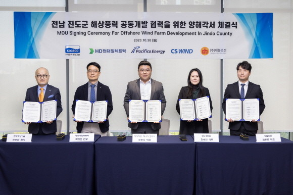(왼쪽부터)안승환 한국해양기술 회장, 박상훈 HD현대일렉트릭 기획·신성장 부문장, 조동욱 퍼시피코 대표, 김승연 씨에스윈드 상무, 김홍조 대불조선 대표. ⓒ HD현대일렉트릭