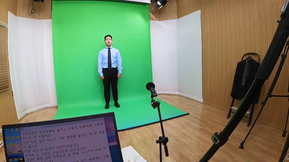 광주 네이버 파트너 스퀘어에서 프라임경제 조택영 기자가 학습용 데이터 생성을 위해 촬영에 임하는 모습. ⓒ 프라임경제