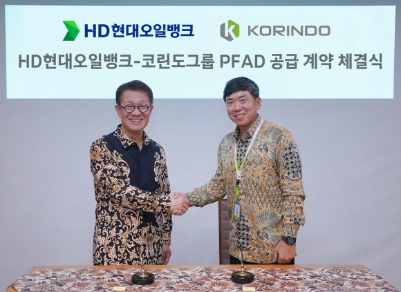 인도네시아 코린도 그룹 사옥에서 열린 PFAD 공급 계약 체결식에서 주영민 HD현대오일뱅크 대표이사(왼쪽)와 승범수 코린도그룹 의장이 계약 체결 후 기념 촬영하고 있다. ⓒ HD현대오일뱅크