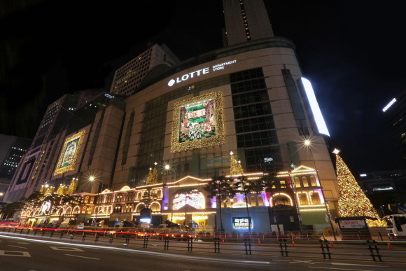 롯데백화점이 내달 3일 '소망'을 주제로 한 2023년 크리스마스 테마에 '불'을 밝힌다. © 롯데백화점