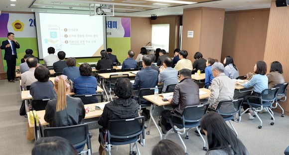 의정홍보 아카데미에서 오병승 충남선거관리위원회 지도담당관이 공직선거법 교육을 진행하는 모습. ⓒ 의회사무국