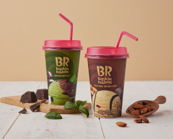 롯데마트, 롯데슈퍼, 세븐일레븐 3사가 협업해 배스킨라빈스 컵커피 2종 '초코나무 숲 밀키 드링크'와 '자모카 아몬드 훠지 밀키 드링크'를 오는 11월2일에 새롭게 출시한다. © 롯데쇼핑