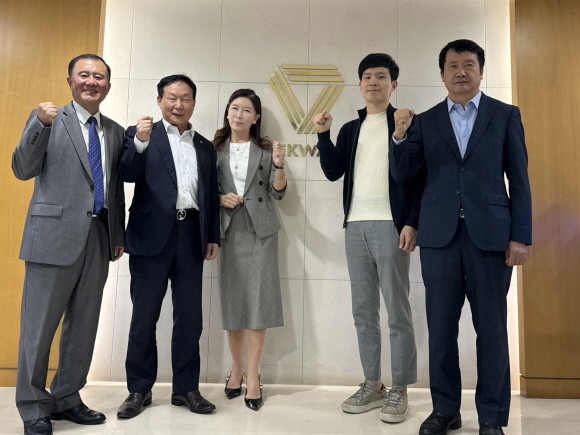 (왼쪽부터)최영진 사외이사, 조진환 대표이사, 남유선 사외이사(위원장), 최원준 사외이사, 정철현 대표이사. ⓒ 태광산업
