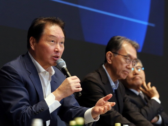 최태원 SK그룹 회장이 지난달 31일 서울 광진구 워커힐 호텔에서 열린 'SK 디렉터스 서밋 2023'의 패널토의 세션에서 발언하고 있다. ⓒ SK그룹