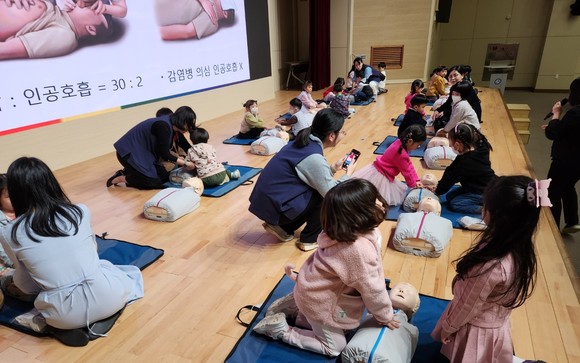 충남교육청 직장어린이집 원아들이 심폐소생술 훈련을 실시하고 있다. ⓒ 충남교육청