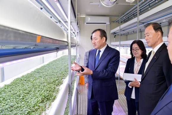 이병노 군수가 국회 농림축산식품해양수산위원회 홍문표 의원과 담양군에서 역점 추진하고 있는 브로콜리 새싹 식물공장 시범사업 현장을 방문하고 있다. ⓒ 담양군