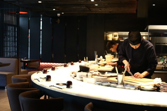 메종 글래드 제주의 갓포아키 제주가 제주 제철 식재료를 활용한 다양한 메뉴를 선보인다. © 메종 글래드 제주