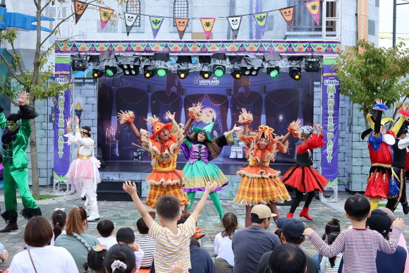 레고랜드 코리아 리조트가 올해 연말까지 레고랜드의 가을 대표 캐릭터 뱀파이어 백작과 스파이더 부인이 출연하는 '몬스터 파티'와 크리스마스 시즌에 선보일 '마이크, 에이미의 크리스마스 대소동'을 시작으로 가족 모두가 함께 즐길 수 있는 '가족뮤지컬'을 선보인다. © 레고랜드 코리아 리조트