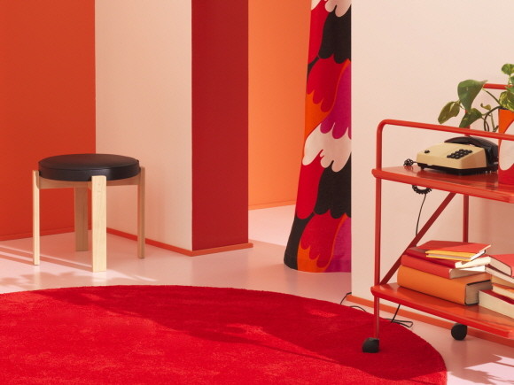 이케아가 창립 80주년을 맞아 이케아의 상징적인 디자인을 현대적으로 재해석해 선보이는 뉘틸베르카드(Nytillverkad) 컬렉션의 두 번째 시리즈를 출시한다. © 이케아