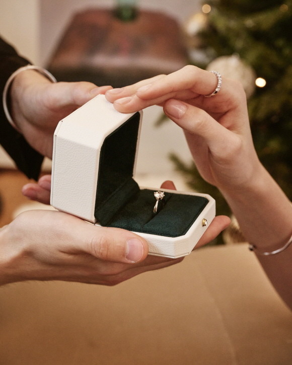 이월드가 운영하는 골드주얼리 브랜드 로이드가 2캐럿 랩그로운 다이아몬드를 11월9일 이랜드몰에서 단독 출시한다. © 이월드