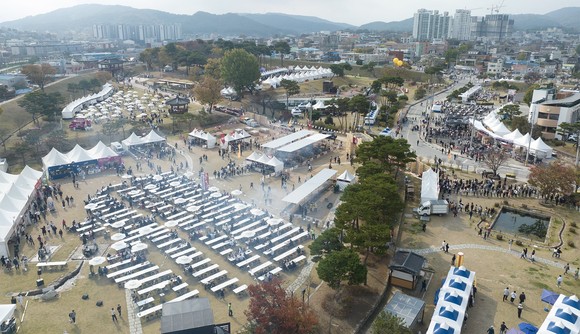 3일 '글로벌바베큐페스티벌 in 홍성' 관광객들로 문전성시을 이루고 있는 축제장 전경. ⓒ 홍성군
