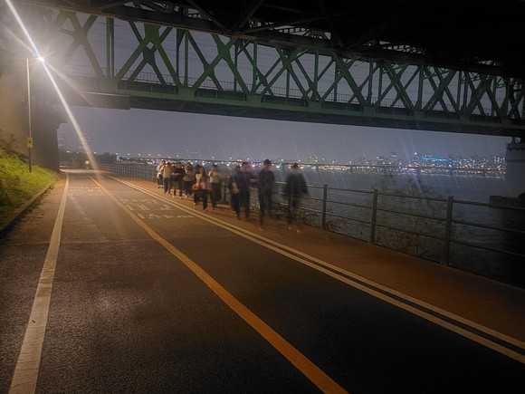 지난 3일 스탭스 직원 25여명이 한강 25km를 걸었다. ⓒ 스탭스
