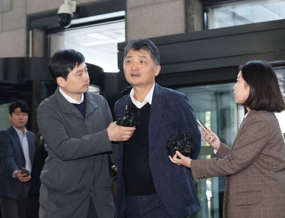 김범수 카카오 창업자(미래이니셔티브센터장)가 지난달 23일 오전 서울 영등포구 금융감독원에 SM엔터테인먼트 인수 주가 시세조종 의혹과 관련해 출석 중인 모습. ⓒ 연합뉴스