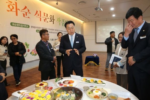 구복규 화순군수와 하성동 화순군의회의장이 문화발표회 화순식문화 작품반의 작품을 감상하며 의견을 나누고 있다. ⓒ 화순군