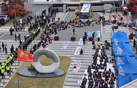지난1일 공공운수노조 국민건강보험 고객센터지부 노조원 500여명이 원주혁신도시 국민건강보험공단 본부 광장에서 '해고 없는 소속기관 전환'을 주장하며 무기한 총파업에 돌입했다. ⓒ 연합뉴스