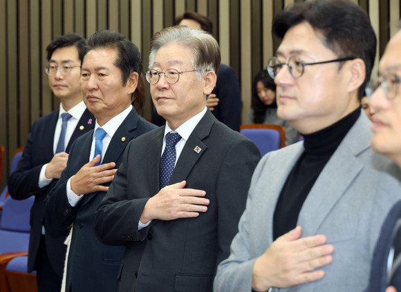 이재명 더불어민주당 대표가 8일 국회에서 열린 의원총회에서 국민의례를 하고 있다. ⓒ 연합뉴스