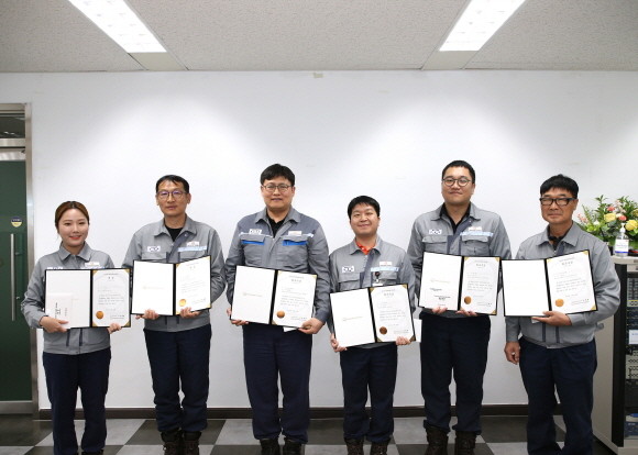 지난 10일 한화오션 거제사업장에서 열린 자동화 경진대회 시상식에서 수상자들이 기념 촬영을 하고 있다. ⓒ 한화오션