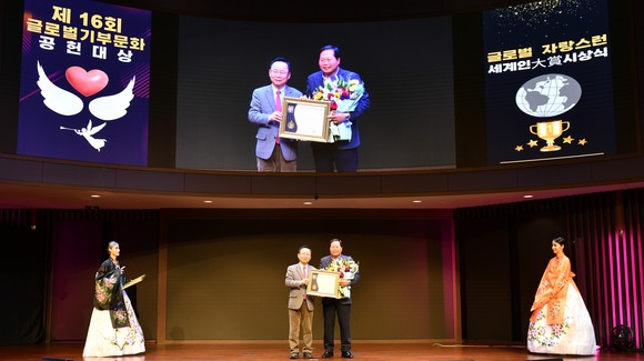 박상모 의장이 지난 11일 서울시 강서구에 있는 스카이아트홀에서 '제12회 글로벌 자랑스런 세계인 대상'을 수상 후 기념촬영을 하고 있다. ⓒ 의회사무국